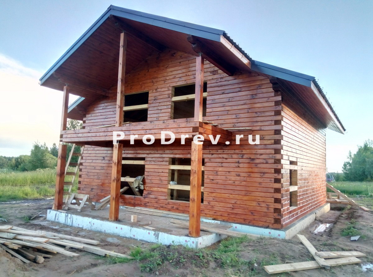 Дом из профилированного бруса 9 на 9 с балконом и террасой в Костромской области